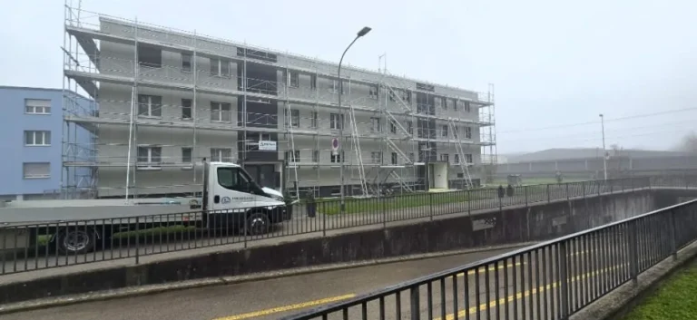 Eingerüstetes Mehrfamilienhaus mit Fassadengerüst, MO Gerüstbau