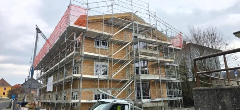 Gerüst an Holzbau-Neubau mit Dachfangschutz, MO Gerüstbau