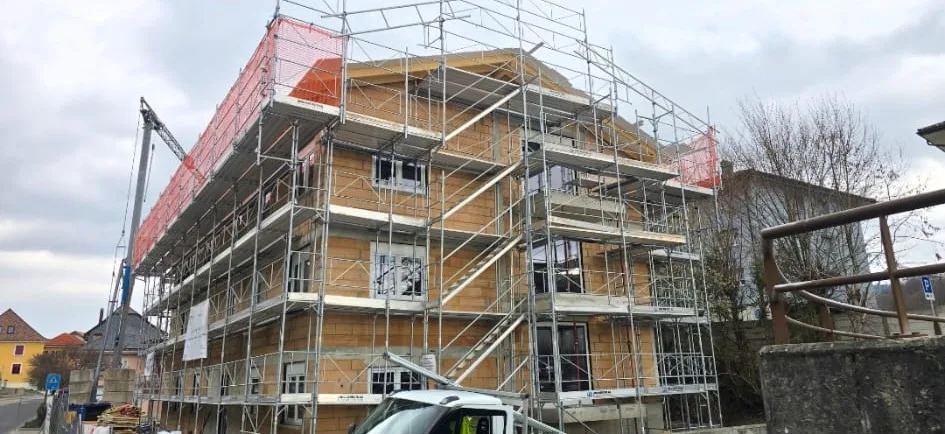 Gerüst an Holzbau-Neubau mit Dachfangschutz, MO Gerüstbau