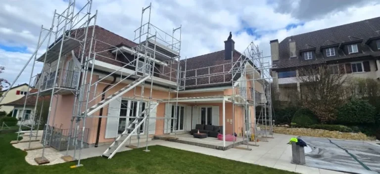 Gerüst mit Treppenturm an Einfamilienhaus, MO Gerüstbau