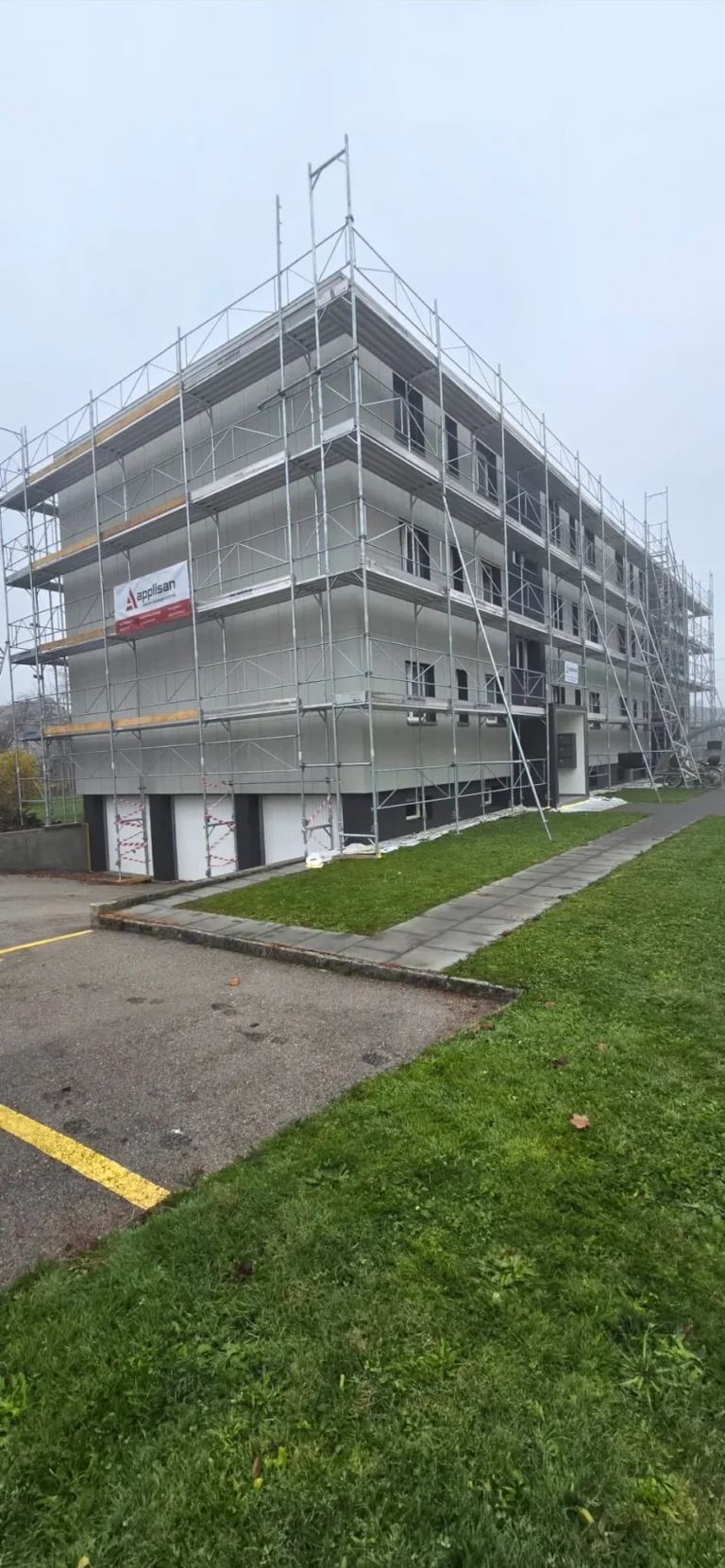 Fassadengerüst an Wohnblock, MO Gerüstbau