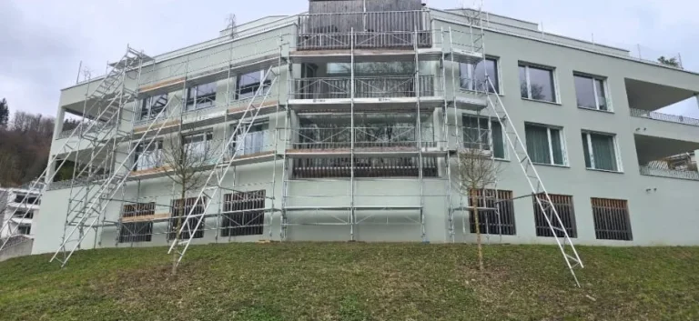 Fassadengerüst mit Treppenaufgängen an Wohnüberbauung, MO Gerüstbau