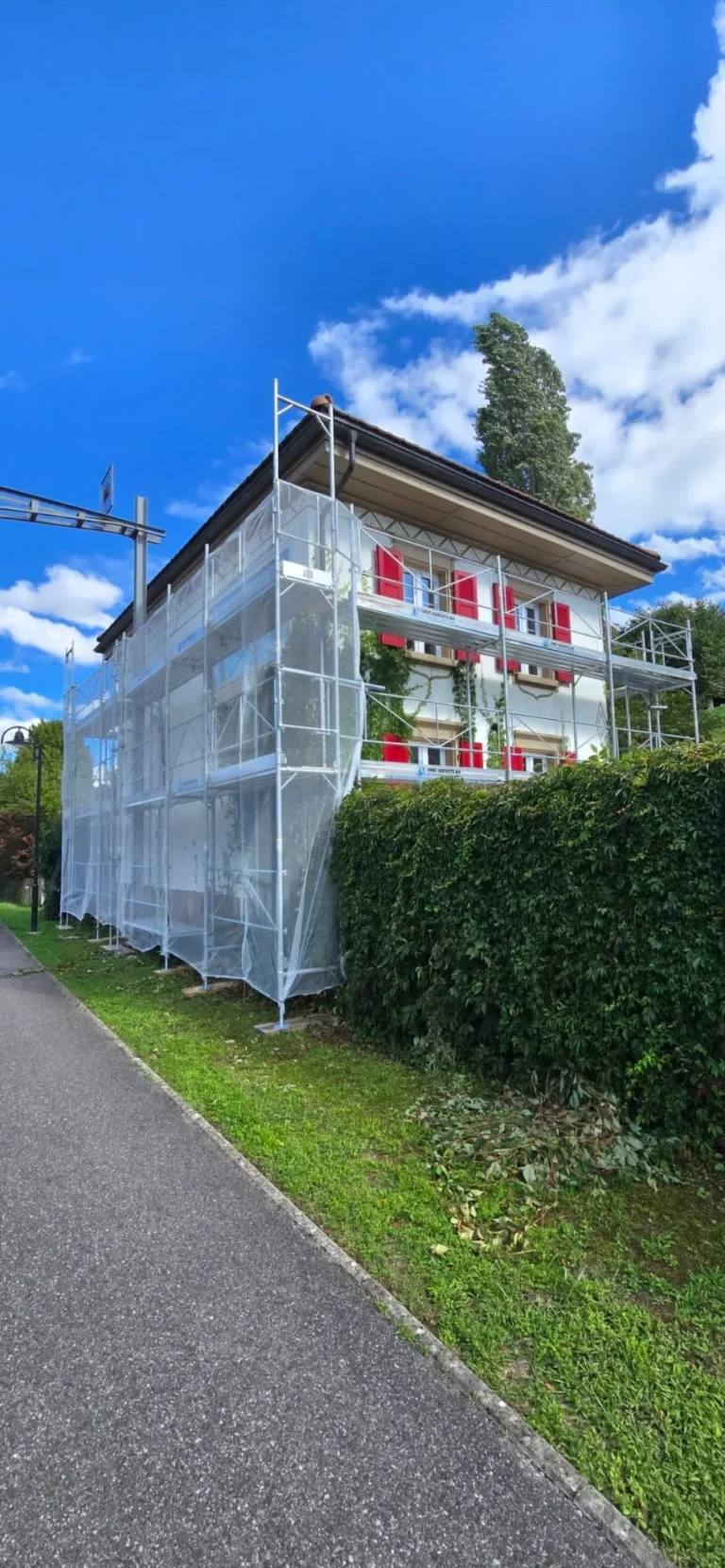 Eingerüstetes Wohnhaus mit Schutznetz, MO Gerüstbau