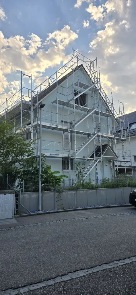 Gerüst mit Treppenturm an Mehrfamilienhaus, MO Gerüstbau