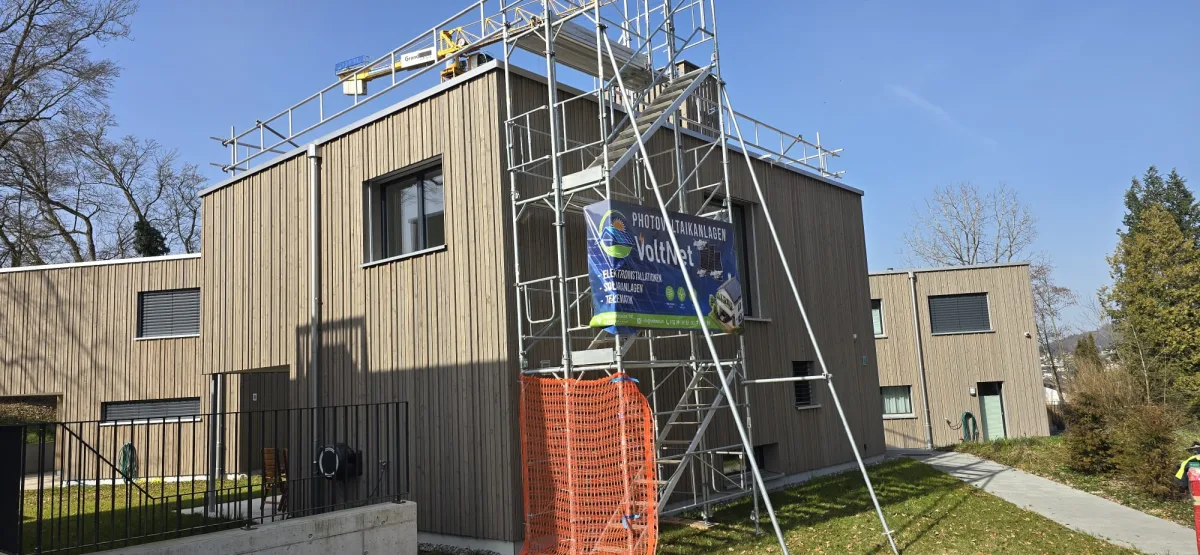 Treppenturm an einem Holzbau