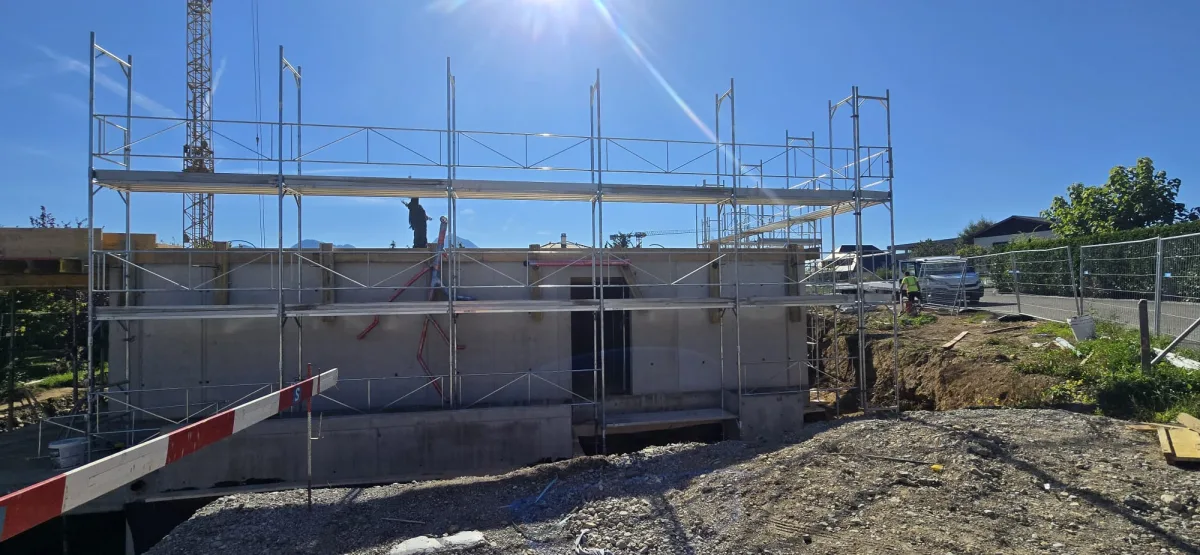 Gerüst an einem Neubau im Rohbau