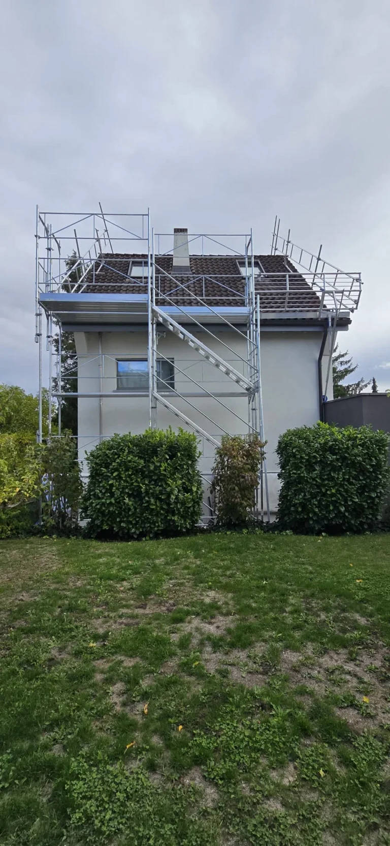 Einfamilienhaus mit Solargerüst, Dachfangschutz und Treppenturm