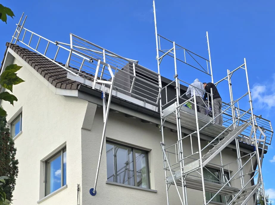 Solargerüst mit Dachfangschutz und Treppenturm an einem Wohnhaus